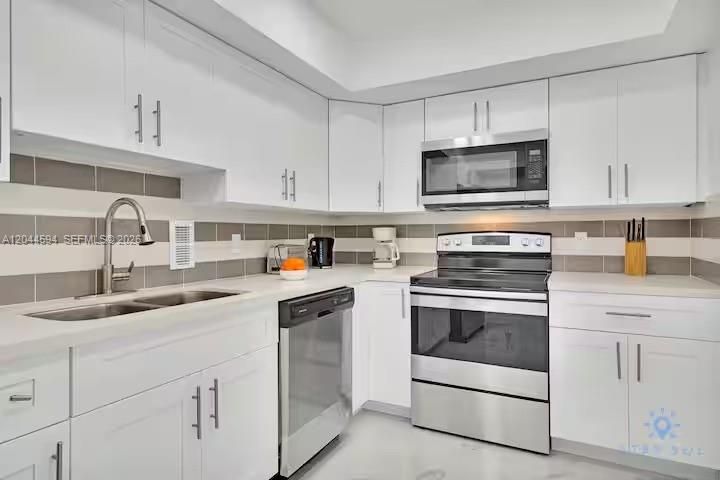 For Sale: $420,000 (1 beds, 1 baths, 874 Square Feet)