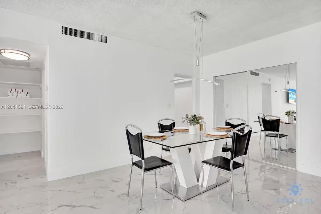 For Sale: $420,000 (1 beds, 1 baths, 874 Square Feet)