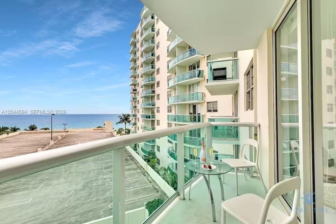 For Sale: $420,000 (1 beds, 1 baths, 874 Square Feet)