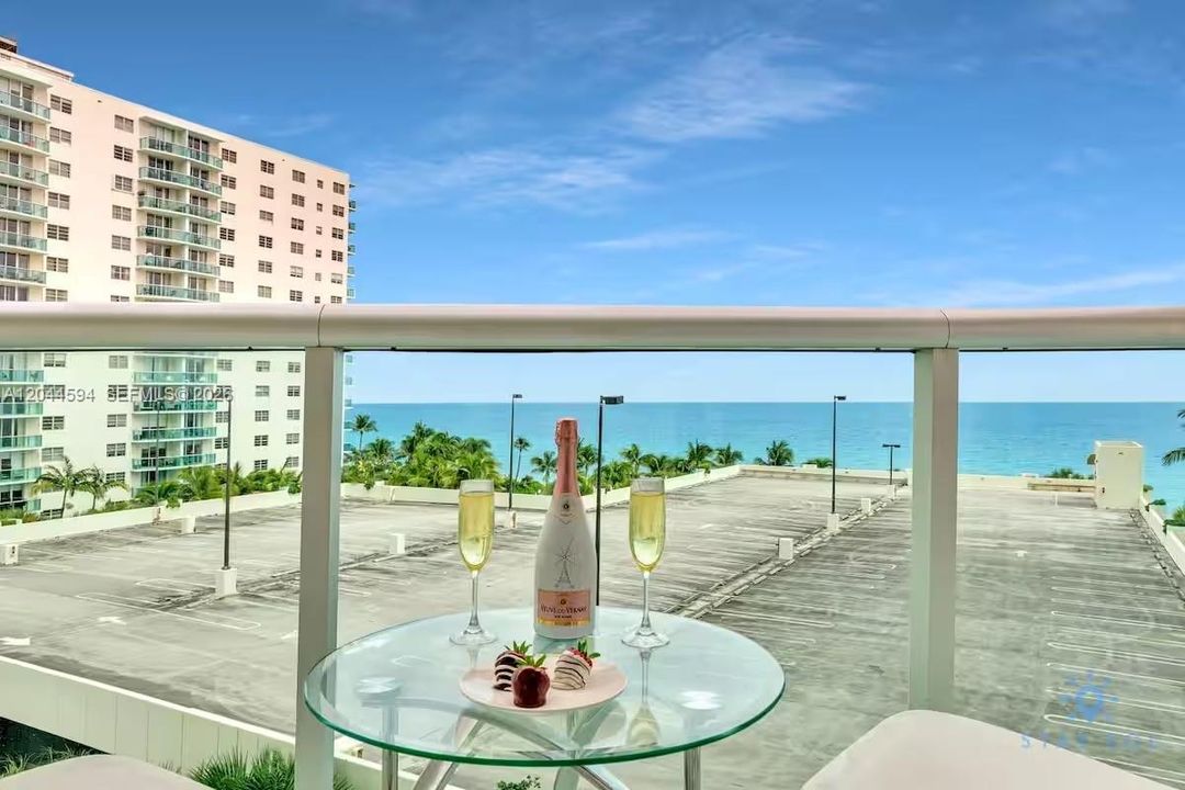 For Sale: $420,000 (1 beds, 1 baths, 874 Square Feet)