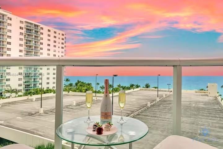 For Sale: $420,000 (1 beds, 1 baths, 874 Square Feet)