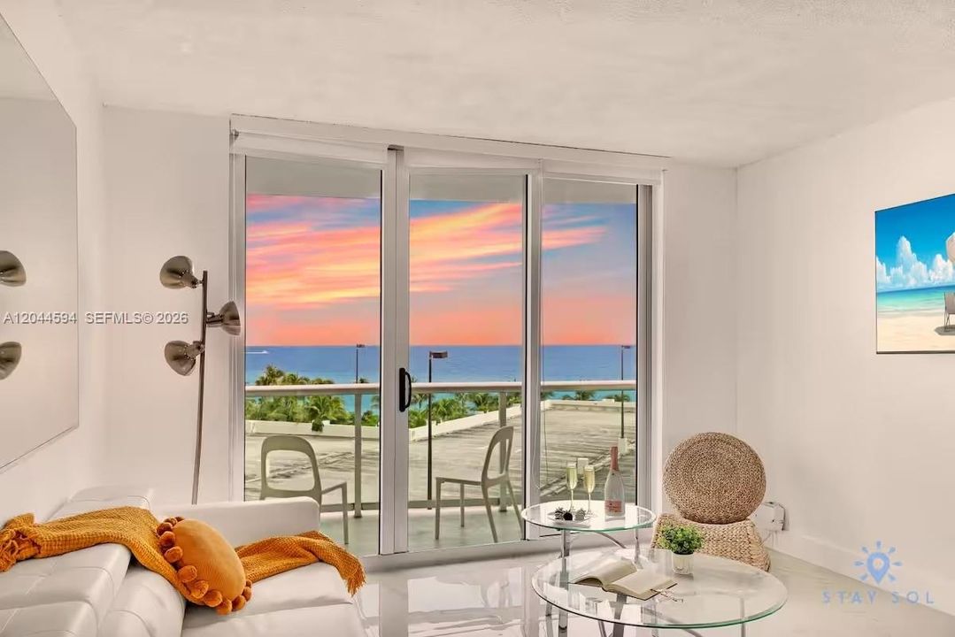 For Sale: $420,000 (1 beds, 1 baths, 874 Square Feet)