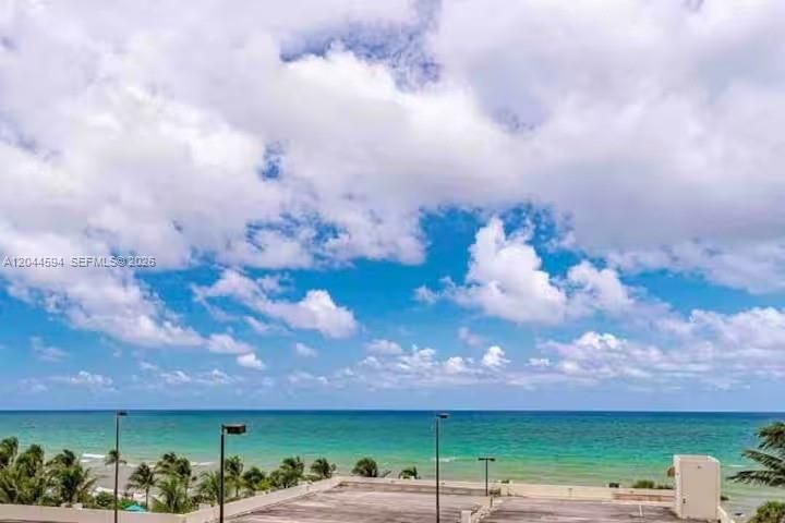 For Sale: $420,000 (1 beds, 1 baths, 874 Square Feet)