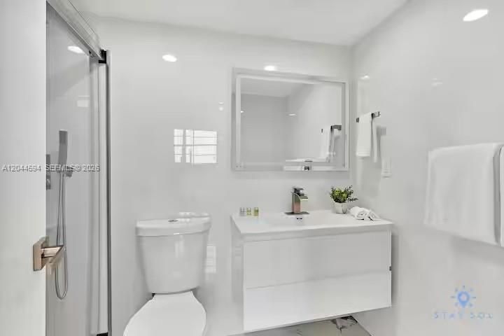 For Sale: $420,000 (1 beds, 1 baths, 874 Square Feet)