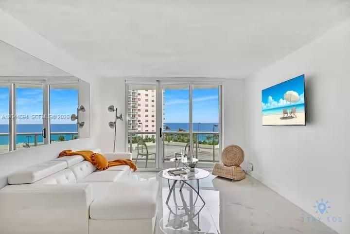 For Sale: $420,000 (1 beds, 1 baths, 874 Square Feet)