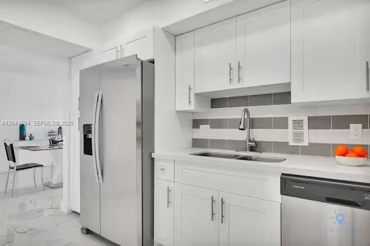 For Sale: $420,000 (1 beds, 1 baths, 874 Square Feet)