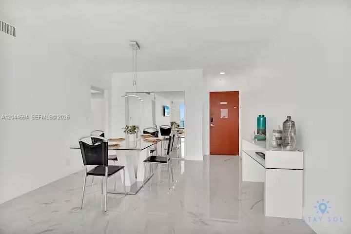 For Sale: $420,000 (1 beds, 1 baths, 874 Square Feet)