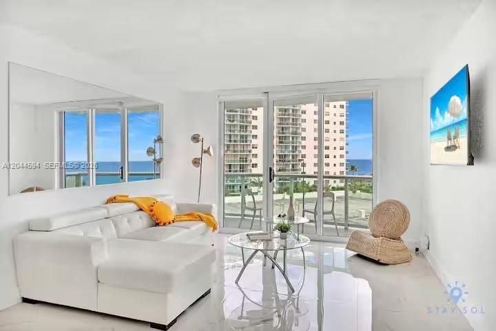 For Sale: $420,000 (1 beds, 1 baths, 874 Square Feet)