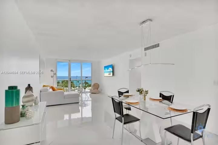 For Sale: $420,000 (1 beds, 1 baths, 874 Square Feet)