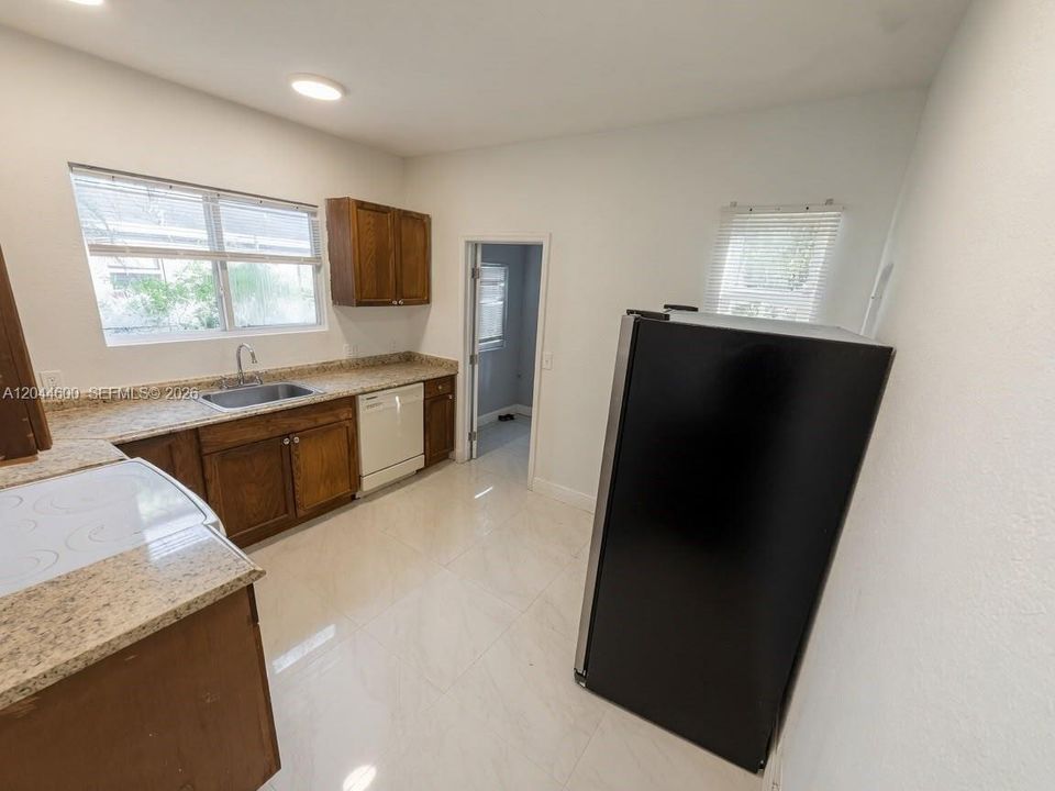 В аренду: $2,199 (3 спален, 1 ванн, 998 Квадратных фут)