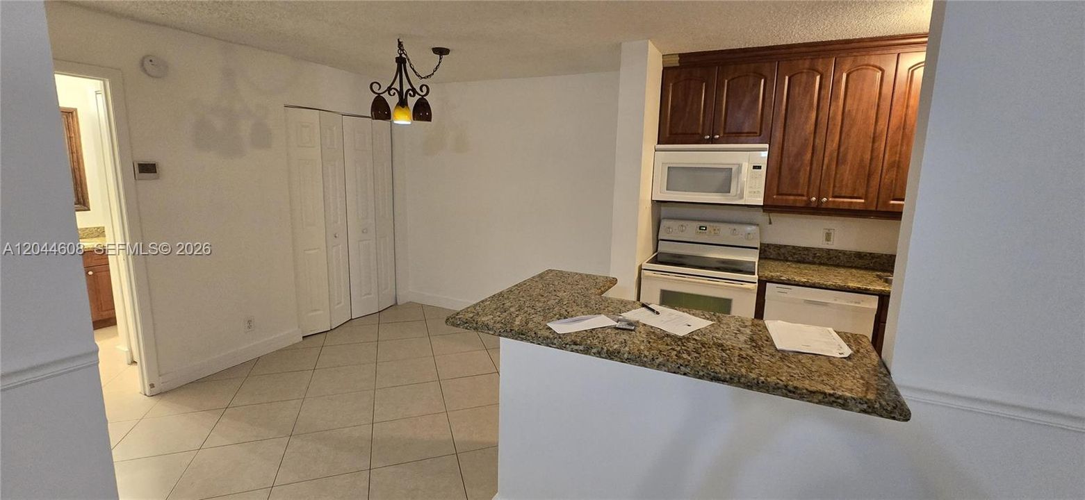 For Rent: $1,800 (1 beds, 1 baths, 734 Square Feet)