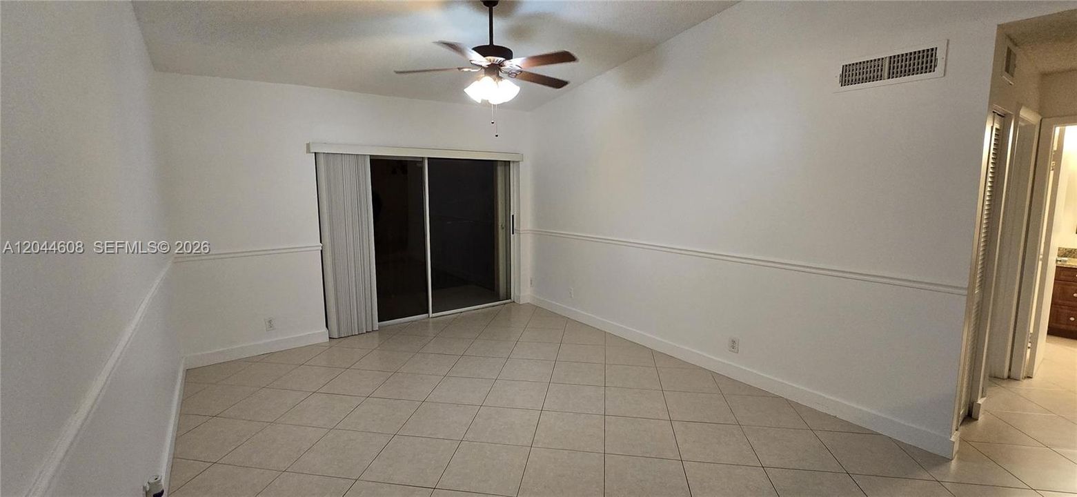 For Rent: $1,800 (1 beds, 1 baths, 734 Square Feet)