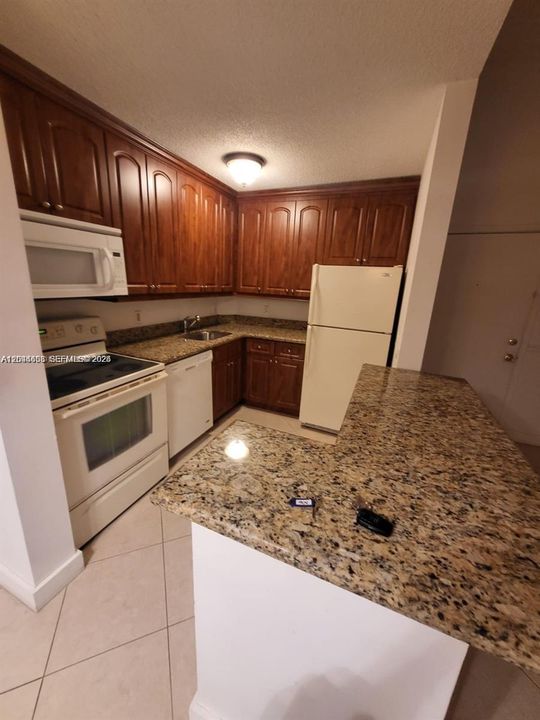 For Rent: $1,800 (1 beds, 1 baths, 734 Square Feet)