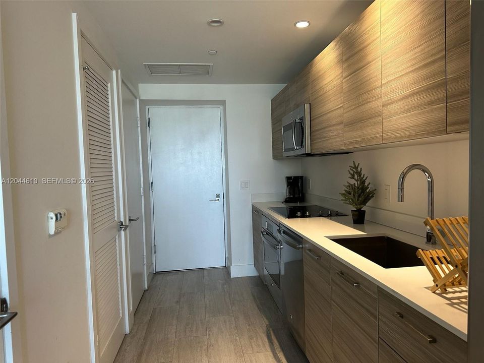 For Rent: $4,500 (1 beds, 1 baths, 621 Square Feet)