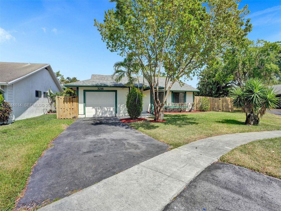 For Rent: $3,400 (3 beds, 2 baths, 1211 Square Feet)