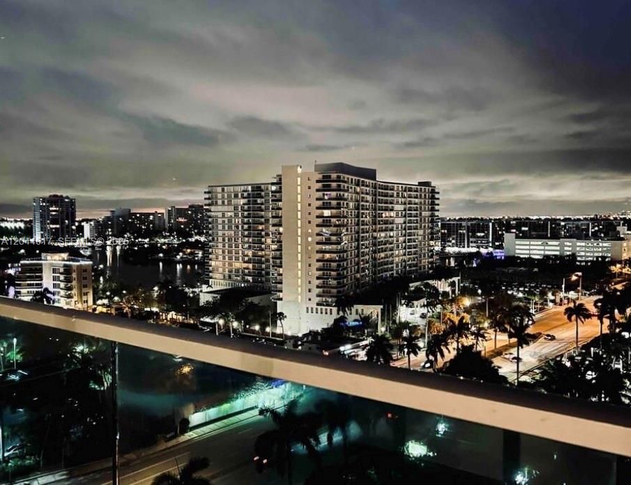 For Rent: $2,750 (2 beds, 1 baths, 905 Square Feet)