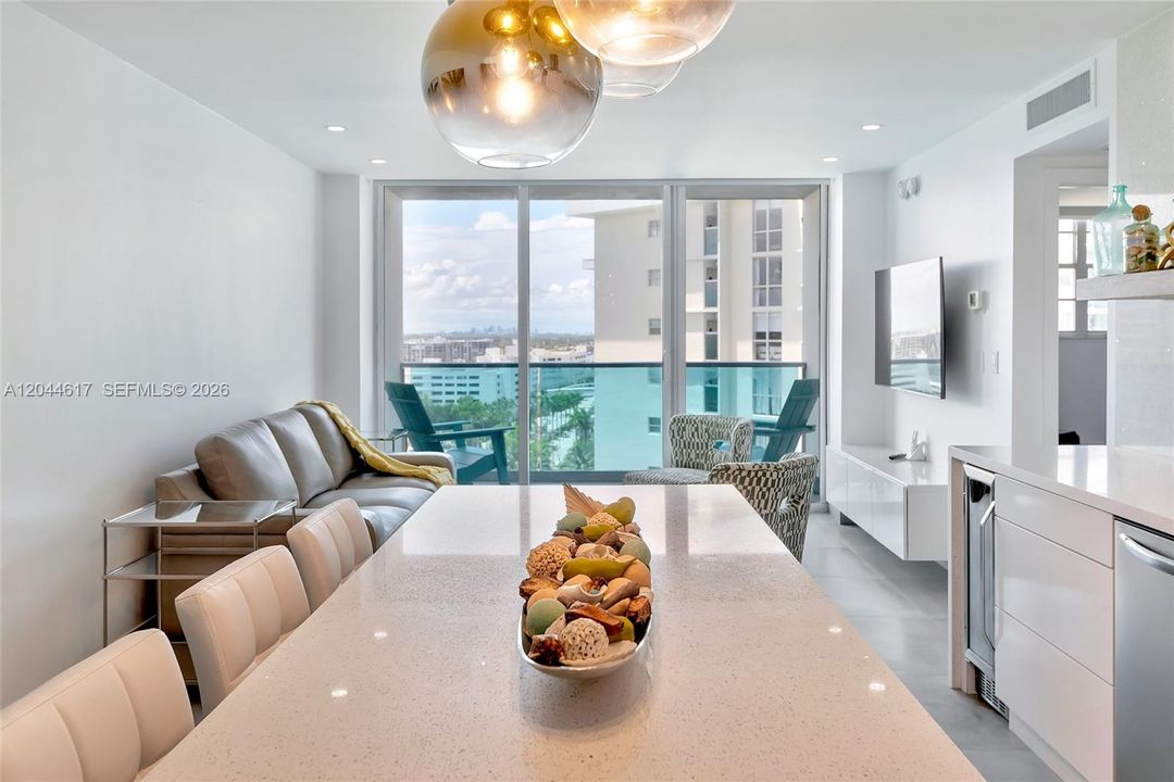 For Rent: $2,750 (2 beds, 1 baths, 905 Square Feet)