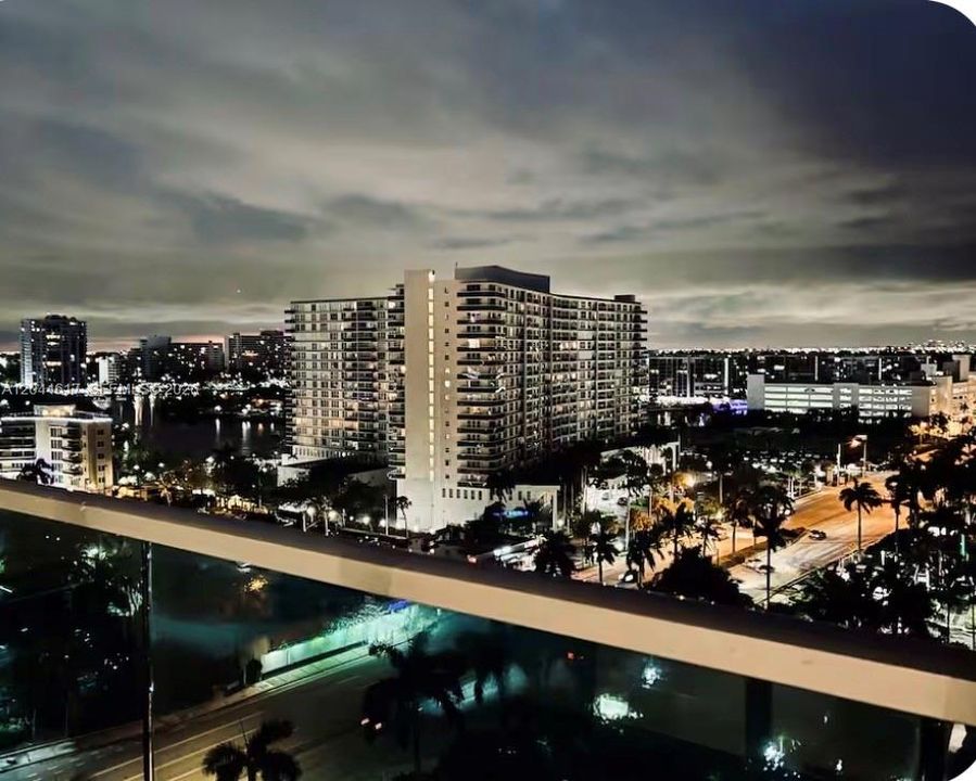 For Rent: $2,750 (2 beds, 1 baths, 905 Square Feet)