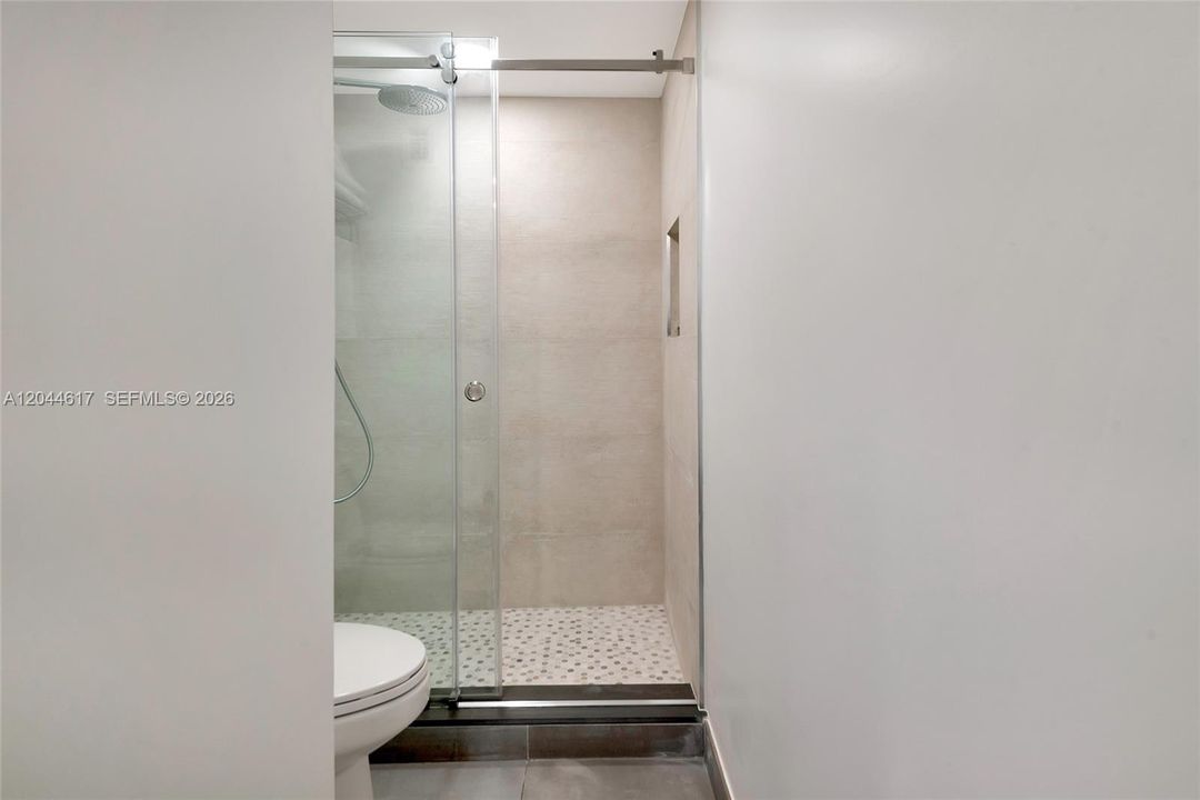 For Rent: $2,750 (2 beds, 1 baths, 905 Square Feet)
