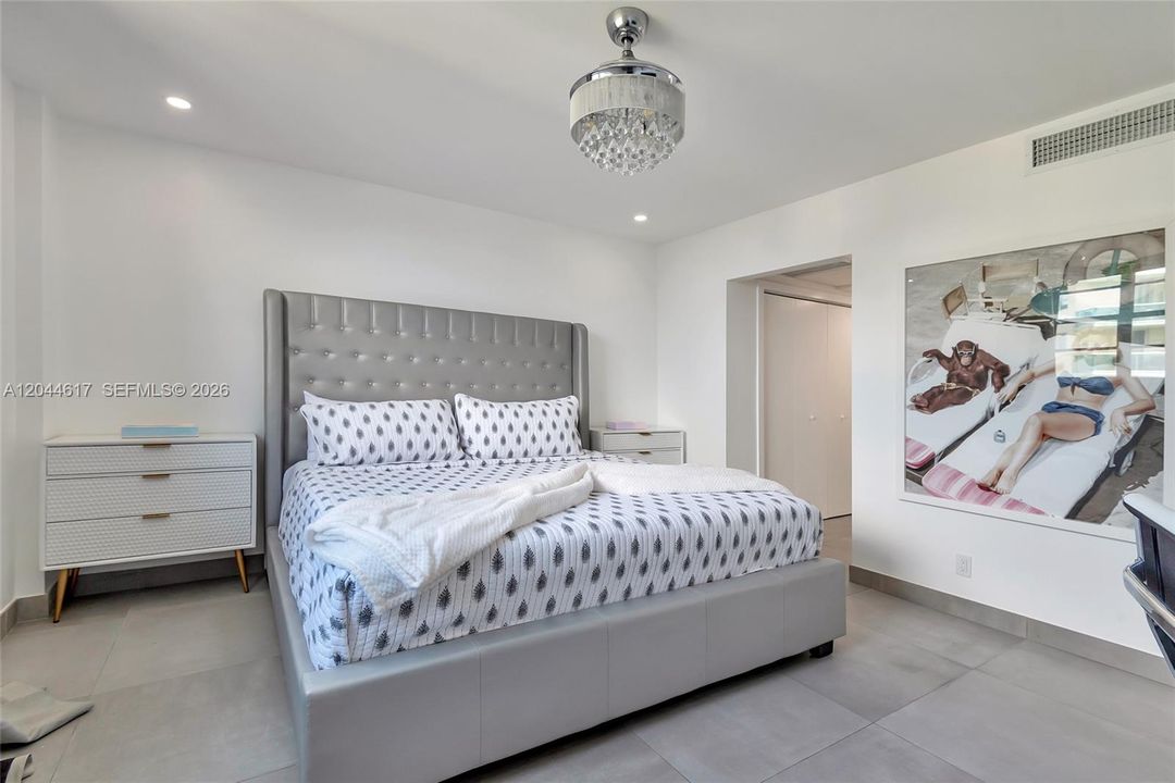 For Rent: $2,750 (2 beds, 1 baths, 905 Square Feet)