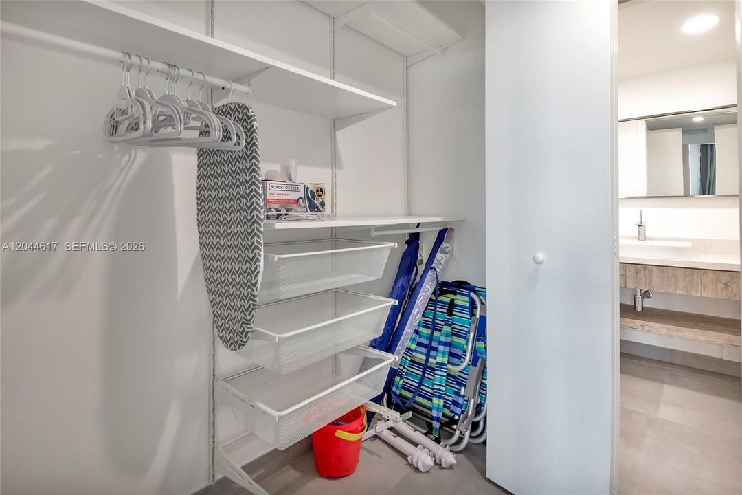 For Rent: $2,750 (2 beds, 1 baths, 905 Square Feet)