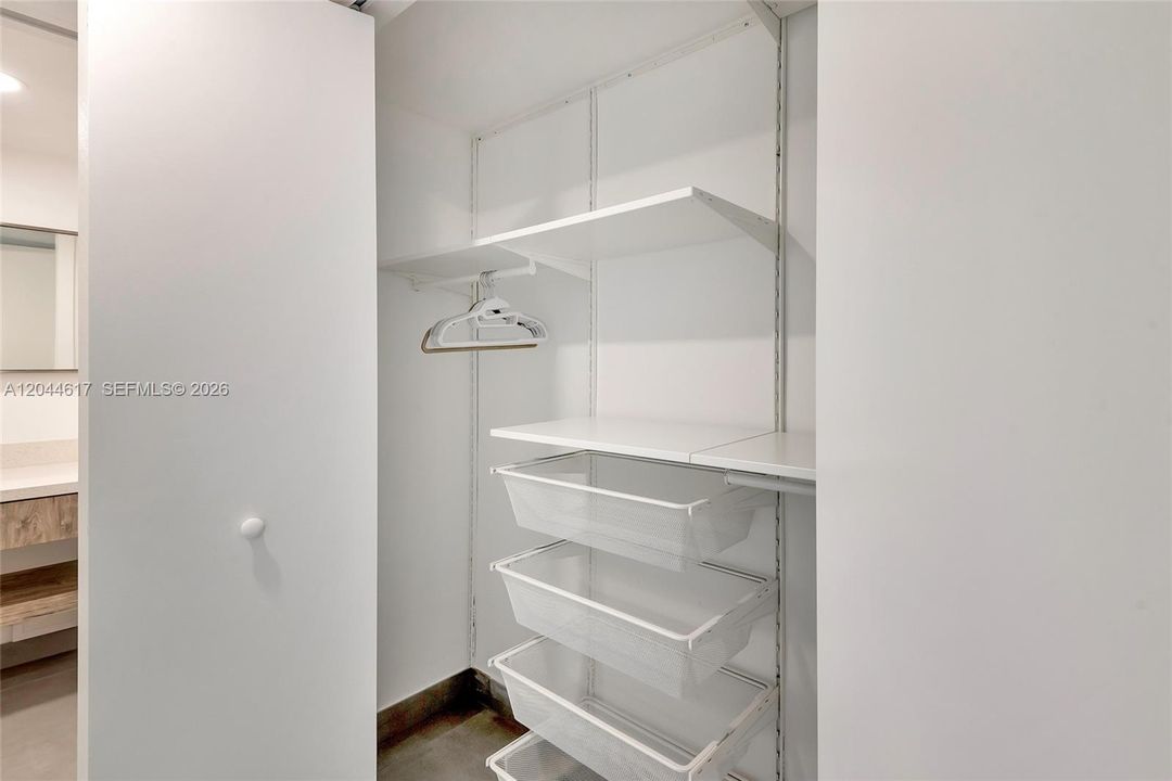 For Rent: $2,750 (2 beds, 1 baths, 905 Square Feet)