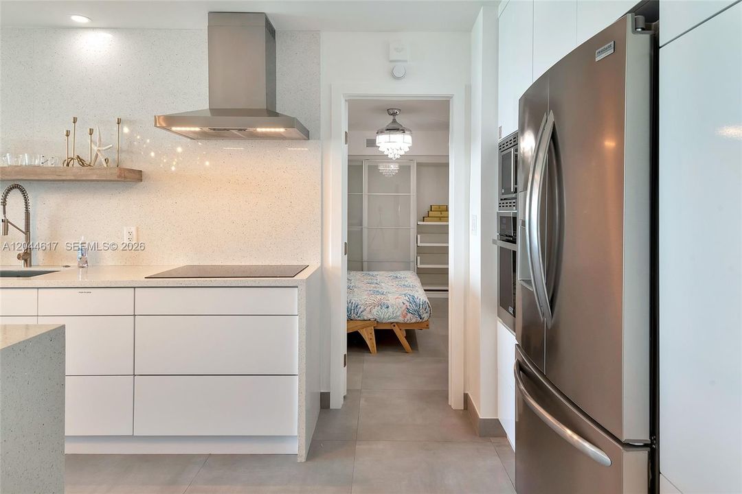 For Rent: $2,750 (2 beds, 1 baths, 905 Square Feet)