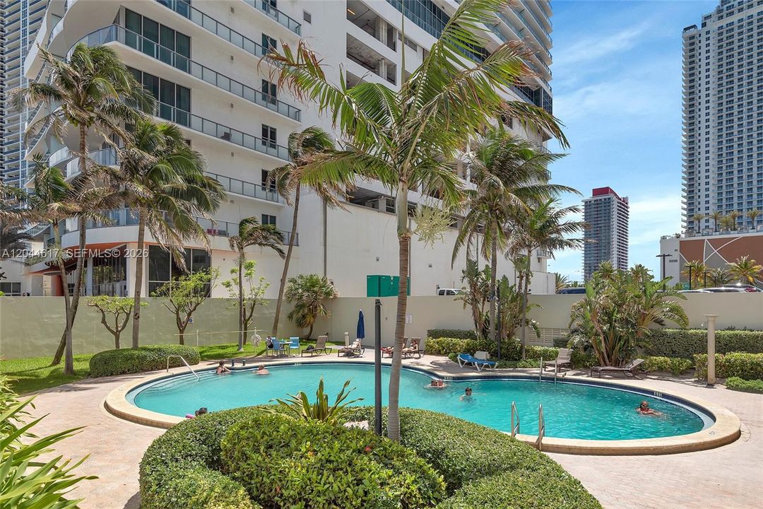 For Rent: $2,750 (2 beds, 1 baths, 905 Square Feet)