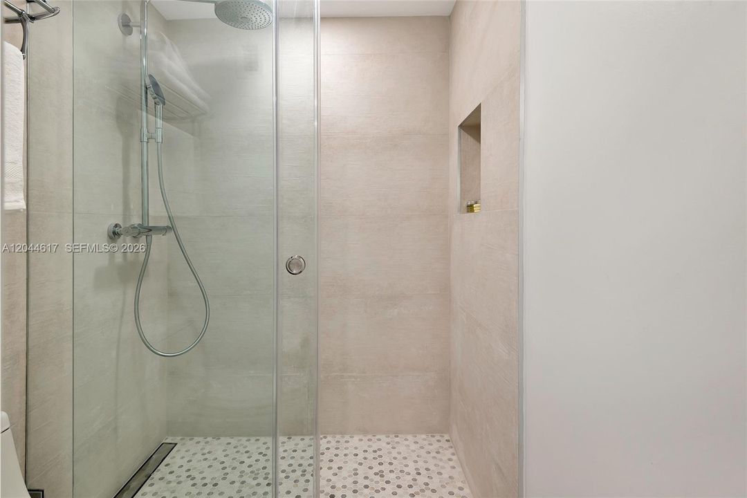 For Rent: $2,750 (2 beds, 1 baths, 905 Square Feet)