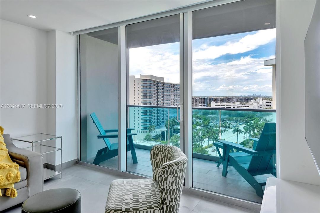 For Rent: $2,750 (2 beds, 1 baths, 905 Square Feet)