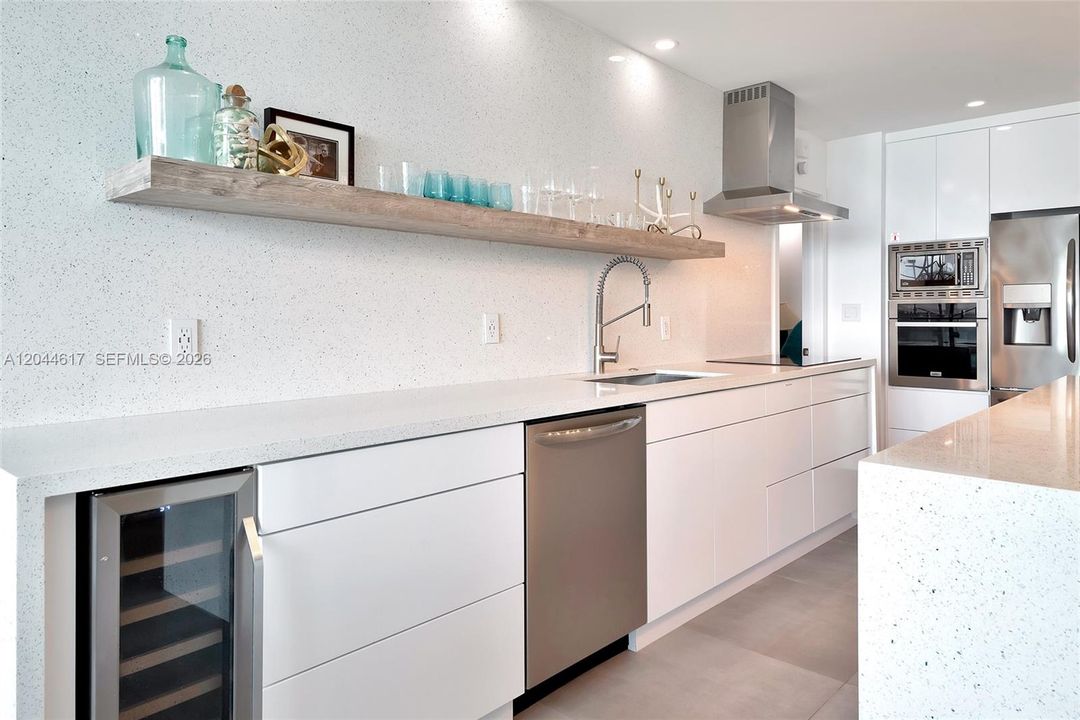 For Rent: $2,750 (2 beds, 1 baths, 905 Square Feet)