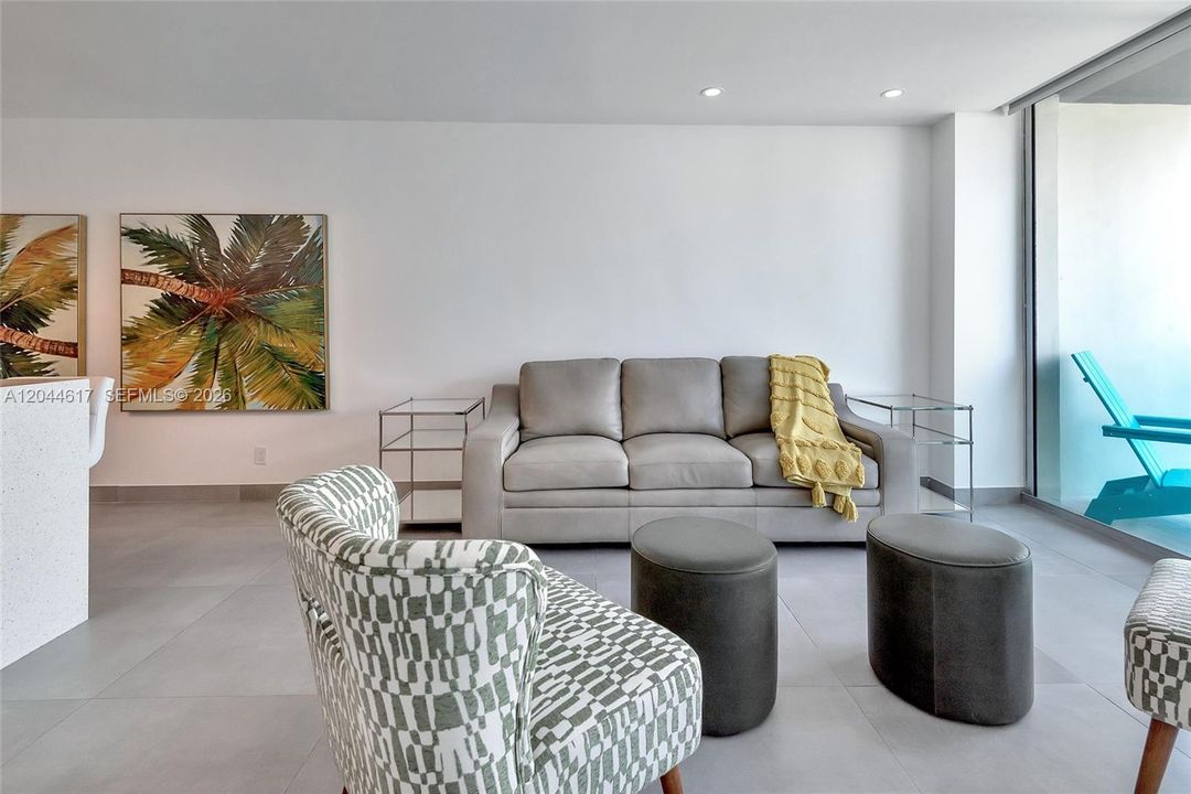 For Rent: $2,750 (2 beds, 1 baths, 905 Square Feet)