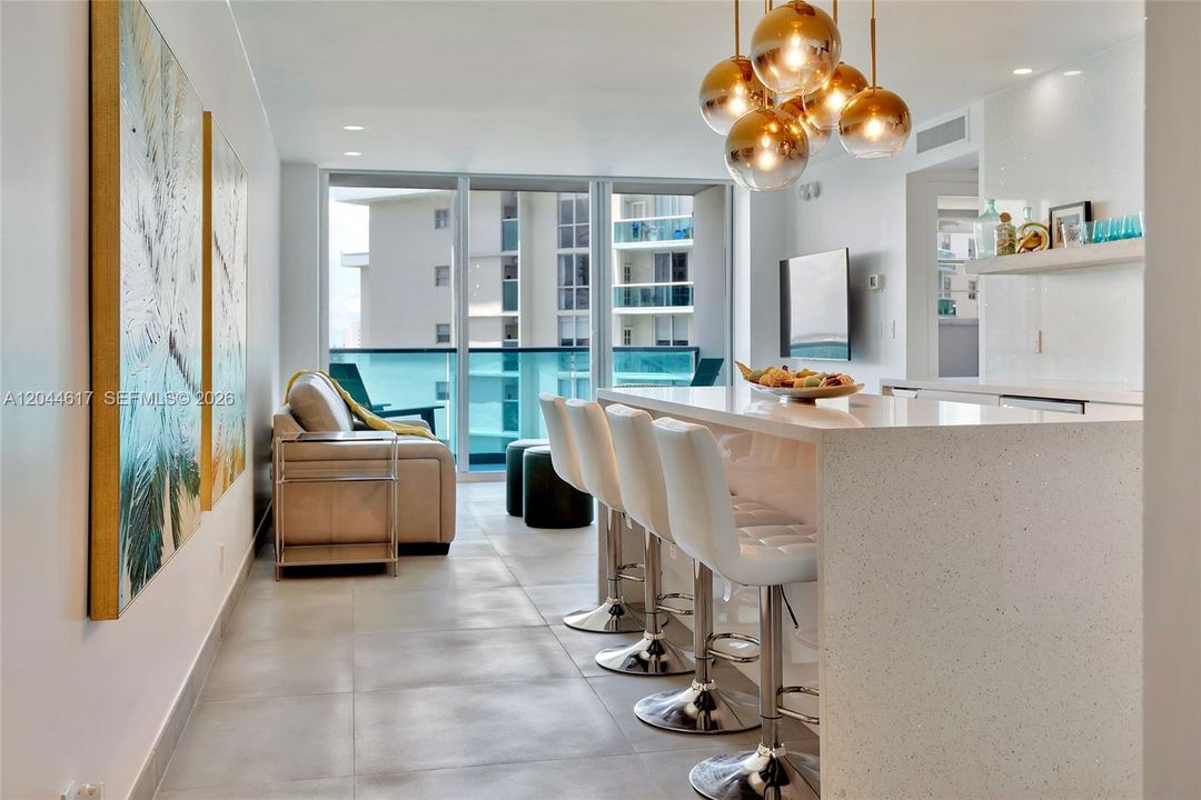 For Rent: $2,750 (2 beds, 1 baths, 905 Square Feet)