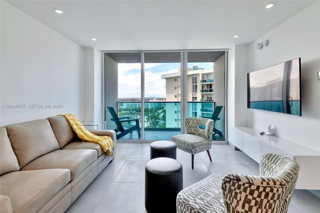 For Rent: $2,750 (2 beds, 1 baths, 905 Square Feet)