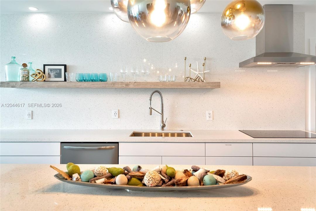 For Rent: $2,750 (2 beds, 1 baths, 905 Square Feet)