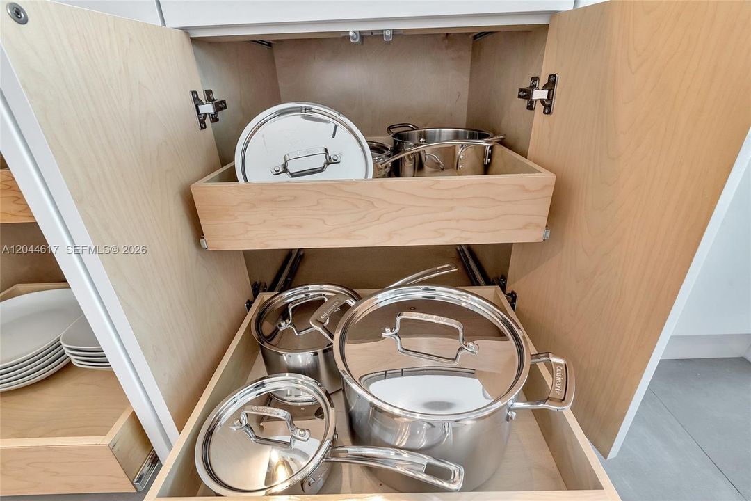 For Rent: $2,750 (2 beds, 1 baths, 905 Square Feet)