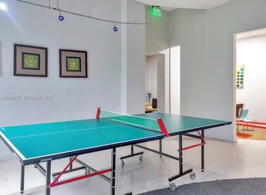 For Rent: $2,750 (2 beds, 1 baths, 905 Square Feet)