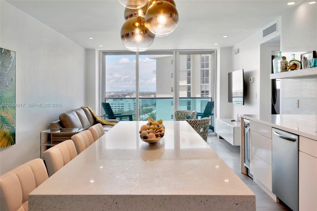 For Rent: $2,750 (2 beds, 1 baths, 905 Square Feet)
