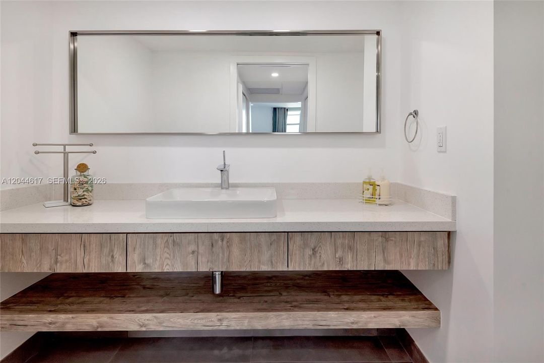 For Rent: $2,750 (2 beds, 1 baths, 905 Square Feet)