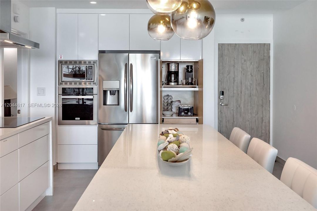 For Rent: $2,750 (2 beds, 1 baths, 905 Square Feet)