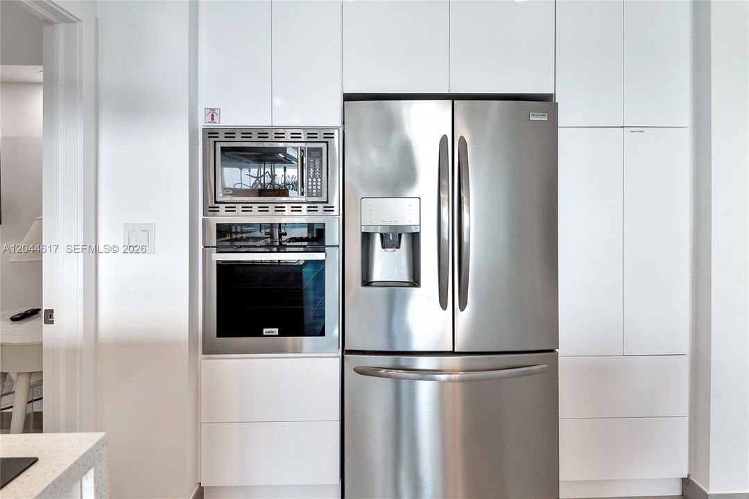 For Rent: $2,750 (2 beds, 1 baths, 905 Square Feet)