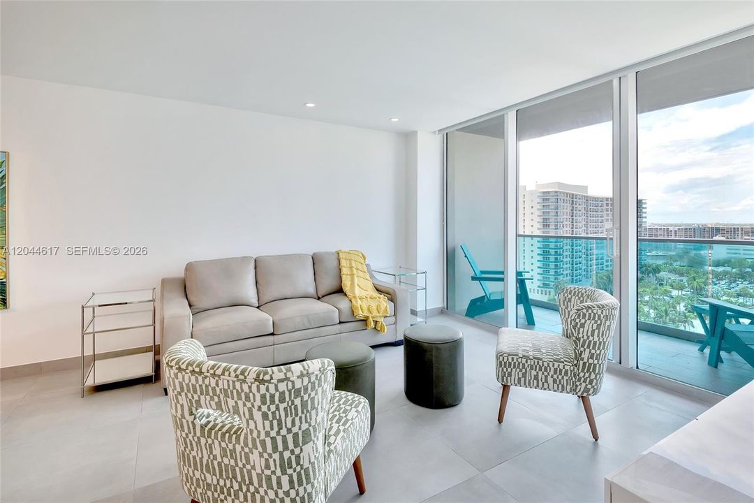 For Rent: $2,750 (2 beds, 1 baths, 905 Square Feet)
