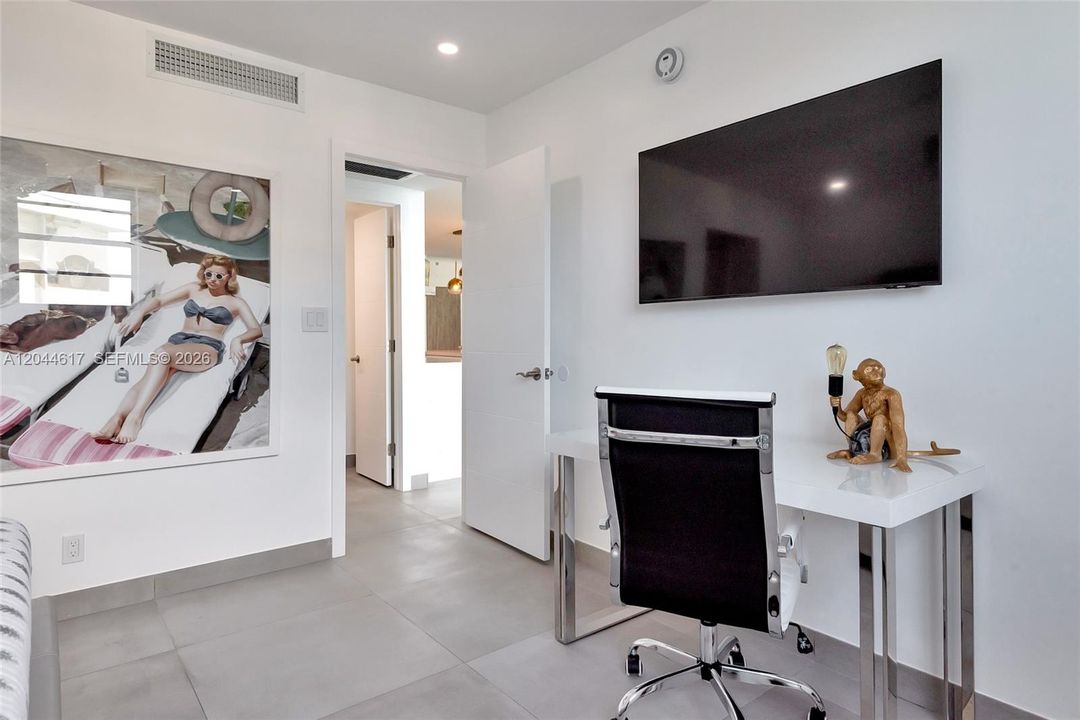 For Rent: $2,750 (2 beds, 1 baths, 905 Square Feet)