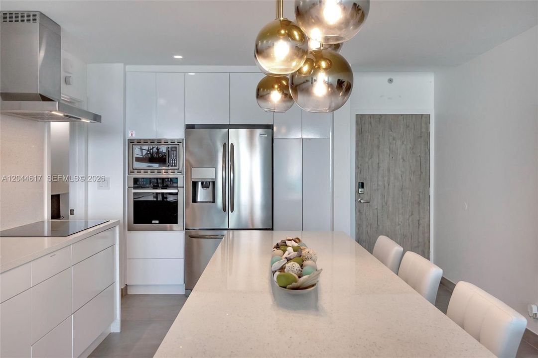 For Rent: $2,750 (2 beds, 1 baths, 905 Square Feet)