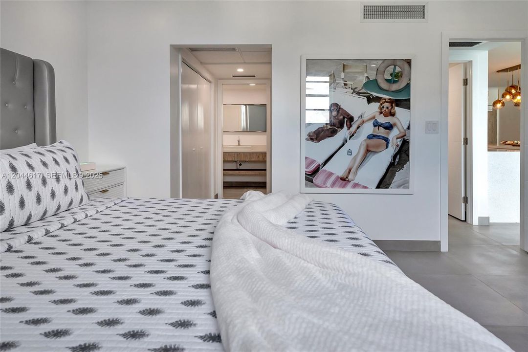 For Rent: $2,750 (2 beds, 1 baths, 905 Square Feet)
