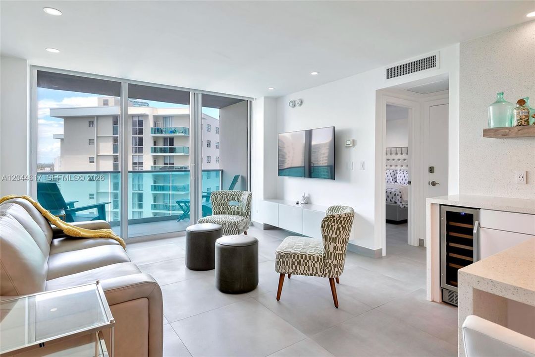 For Rent: $2,750 (2 beds, 1 baths, 905 Square Feet)