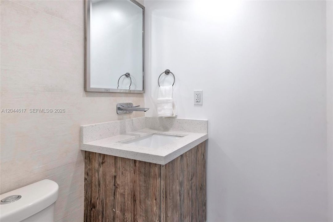 For Rent: $2,750 (2 beds, 1 baths, 905 Square Feet)