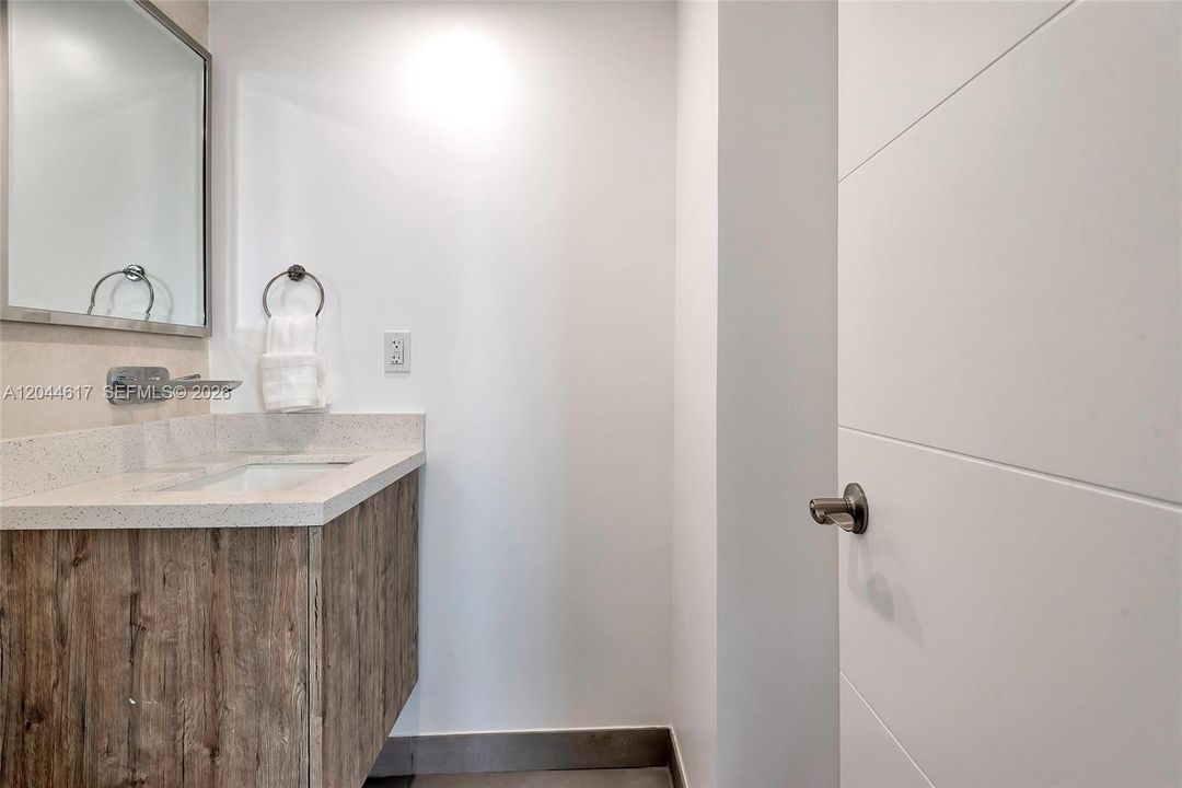 For Rent: $2,750 (2 beds, 1 baths, 905 Square Feet)