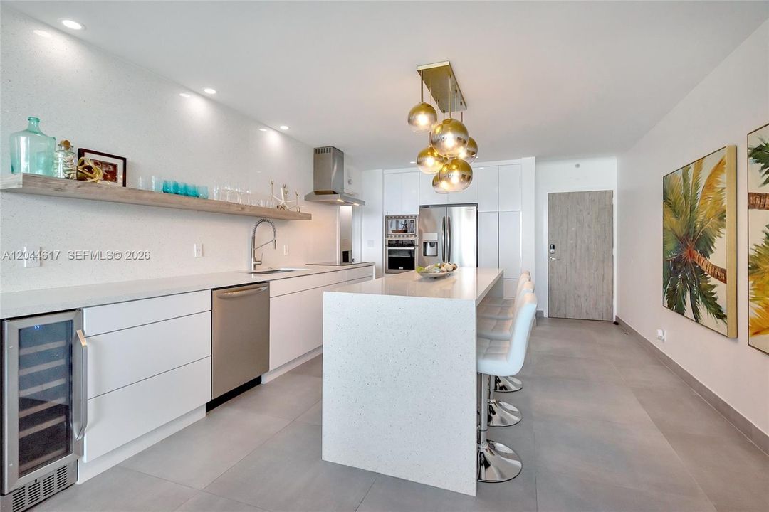 For Rent: $2,750 (2 beds, 1 baths, 905 Square Feet)