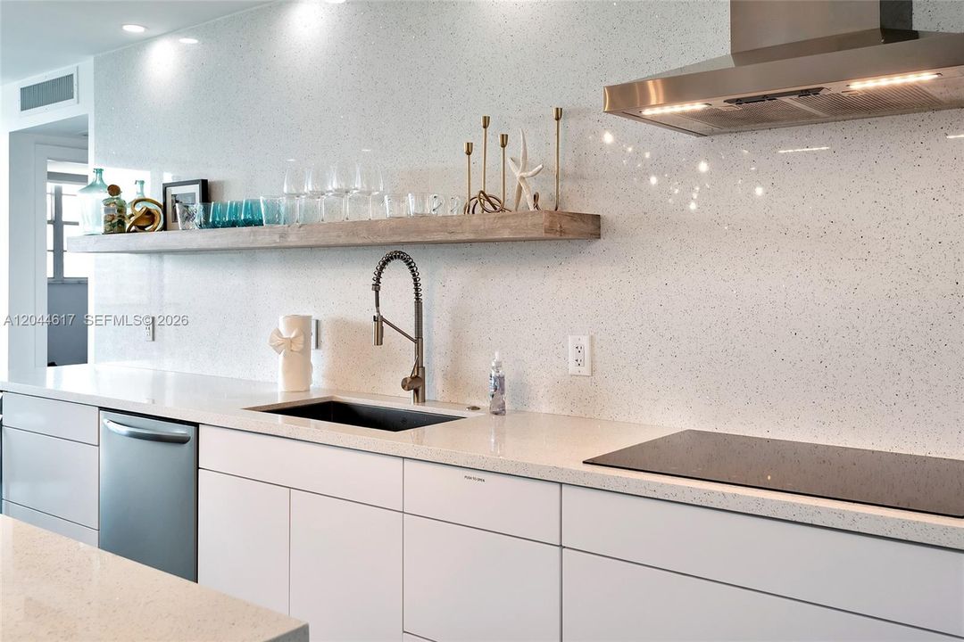 For Rent: $2,750 (2 beds, 1 baths, 905 Square Feet)